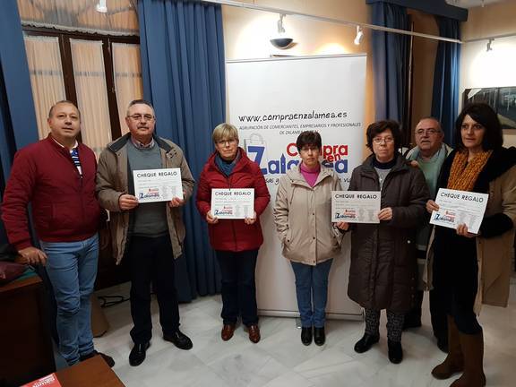 Los comerciantes de Zalamea premian las compras navideñas con cheques regalo