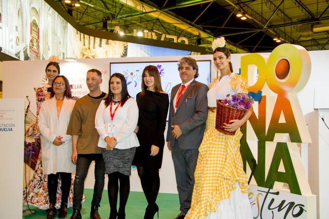 Almonte se muestra en Fitur como un destino para el turismo deportivo y referencia de la moda flamenca