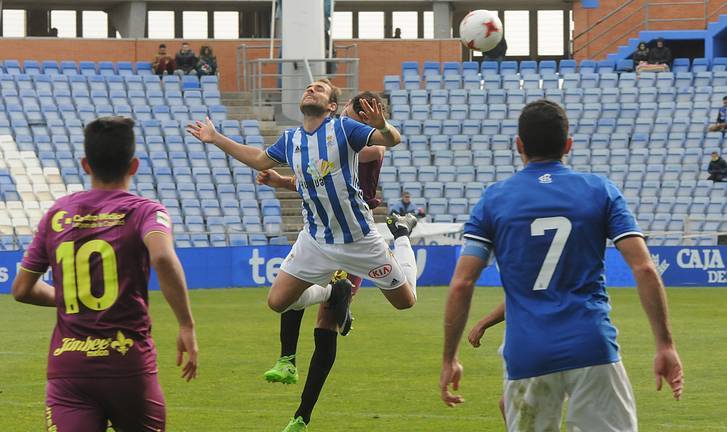 El líder desquicia al Recreativo en un partido raro y polémico (2-3)