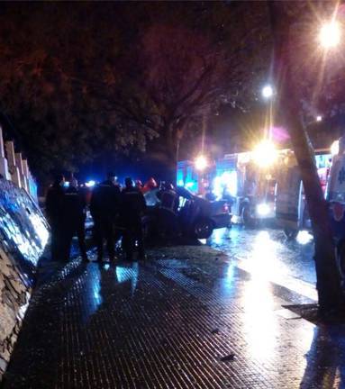 Fallece un joven al estampar su coche contra un árbol en la Avenida de la Cinta
