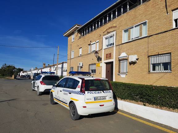 Investigado al conducir ebrio, sin carné, sin cinturón y fumando junto a una gasolinera en Beas