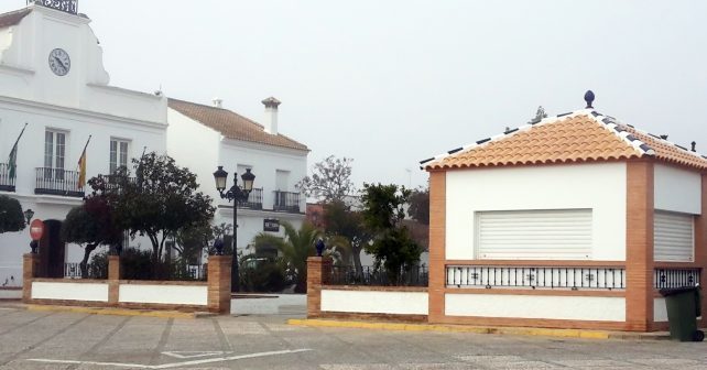 Villablanca construye dos quioscos inaccesibles para discapacitados