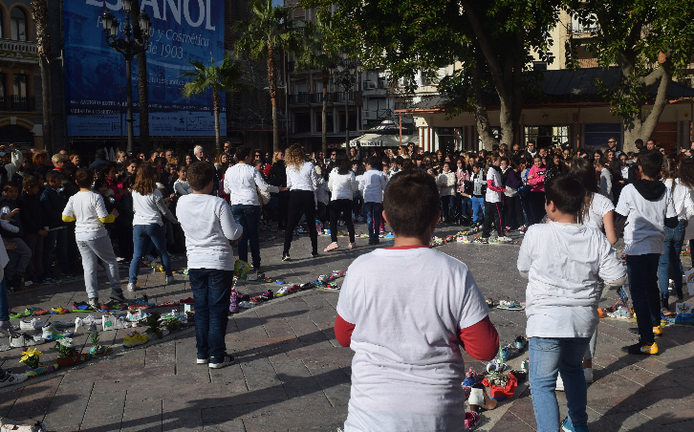 600 alumnos celebran el Día de la Paz en la Plaza de las Monjas