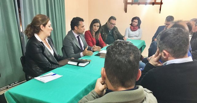 El PSOE reitera su apoyo al sector del mueble de Valverde y les informa de las ayudas de la Junta
