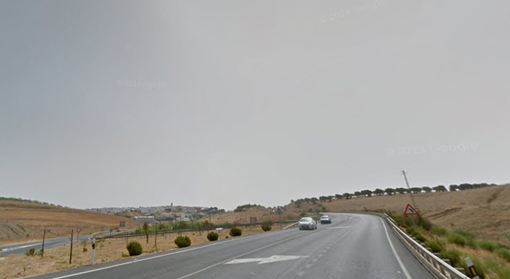 Fallecen tres jóvenes en un brutal accidente en Lucena al chocar contra un árbol