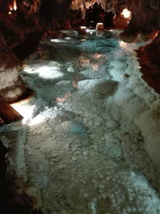 La Gruta de las Maravillas ‘se pone guapa’ con su limpieza anual