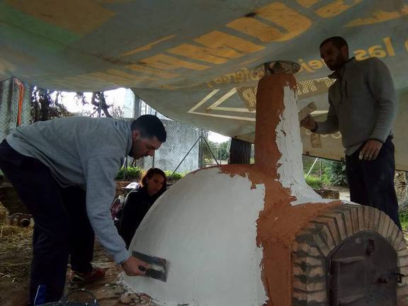 El horno de leña vuelve a crepitar en Berrocal