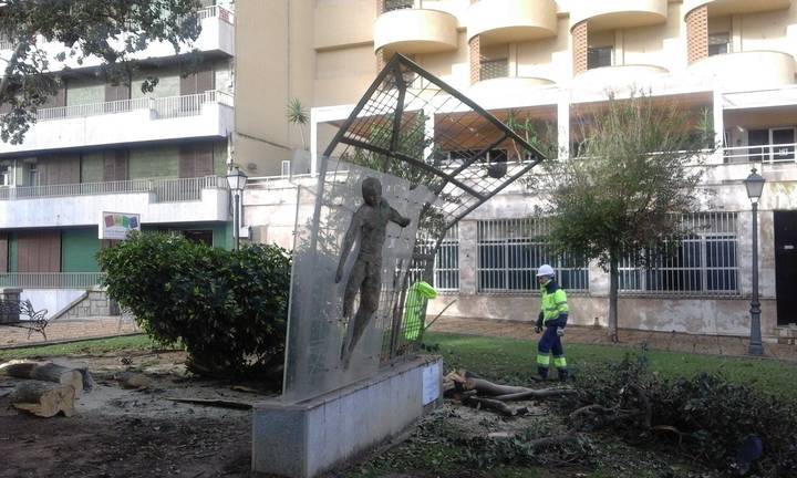 El viento destroza el monumento al primer estadio que tuvo el Recreativo