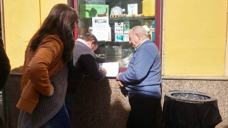 Izquierda Unida recoge firmas en Cortegana por los continuos cortes de luz del alumbrado público