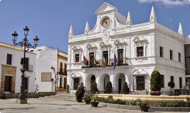El PSOE de Cartaya critica los procesos de selección de peón y tractorista