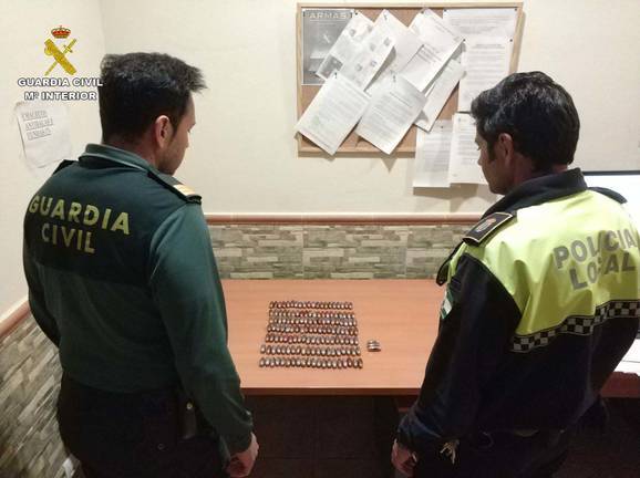 Arrojan por la ventanilla 143 bellotas de hachís y huyen pero son detenidos en Puebla de Guzmán