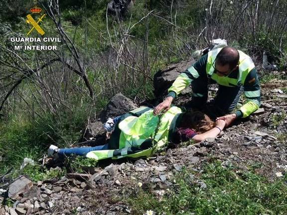 Auxilian a una mujer semi-inconsciente en la cuneta tras sufrir un accidente en Villarrasa