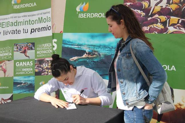 Y tras meterse en la final, Carolina Marín se puso a… firmar autógrafos