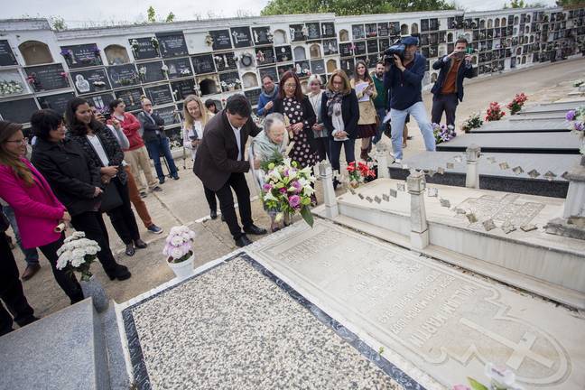 Fallece Isabel Naylor, la mujer que dejaba flores en la tumba de William Martin