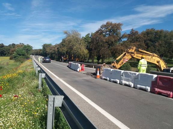 Mejoras en la carretera entre Arroyomolinos de León y Cala para evitar inundaciones