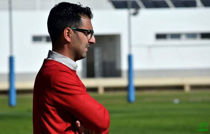El San Roque medita renovar a Antonio Rueda mientras el técnico acumula ofertas