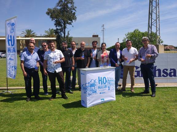 Giahsa y sus empleados hacen un guiño solidario al autismo en la campaña ‘H2O con H de Huelva’