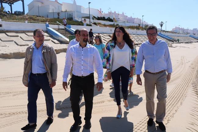 Loles López retuerce la polémica con las playas y pide ahora arena al nuevo Gobierno del PSOE