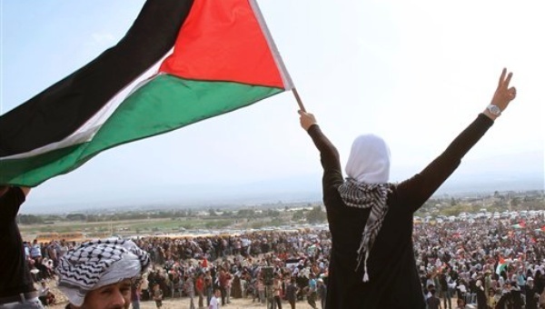 IU enarbola la bandera palestina en Huelva
