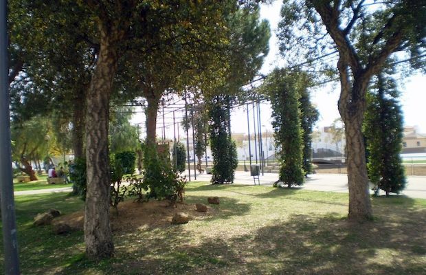 Hallan el cadáver de un indigente en un parque de Lepe