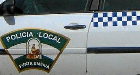 Una vecina de Punta Umbría queda atrapada en su balcón y requiere de ayuda de la Policía