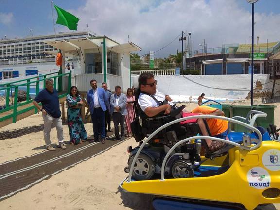 La Bandera Azul ya ondea en la playa de Matalascañas, que cuenta con el distintivo Playa Inclusiva