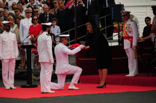 La Fragata Cristóbal Colón recibe en el Puerto la bandera de combate