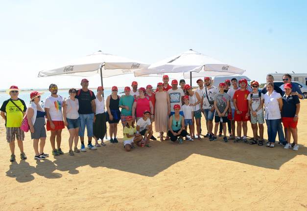 Voluntarios limpian la playa de La Canaleta de Punta Umbría