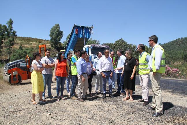 La Diputación de Huelva mejora el firme de la carretera HU-7100 que une Almonaster y Valdelamusa