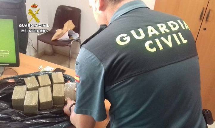 Tira ocho kilos de hachís por la cuneta entre Lepe y Villablanca