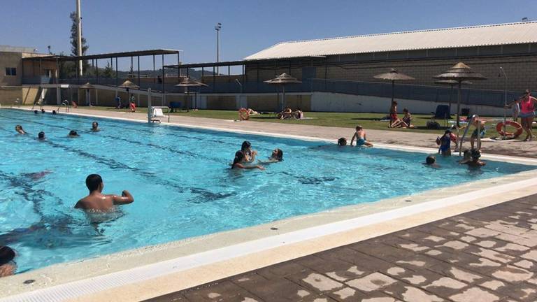 Cierran la piscina de Nerva al defecar una persona en su interior