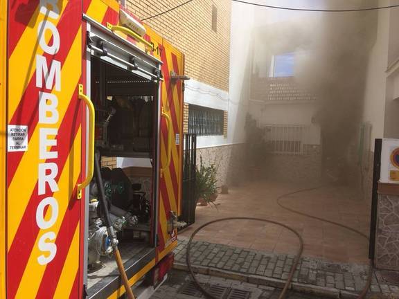 Rescatan a un perro que se había quedado encerrado en el incendio de una vivienda en Punta