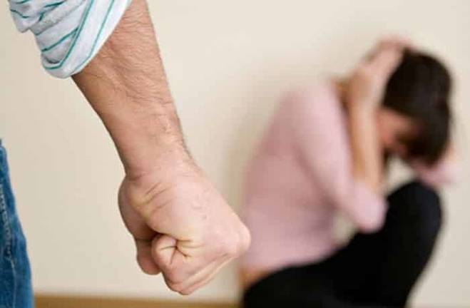 En busca y captura por agredir a su expareja y herir a su exsuegro con un arma blanca en Nerva