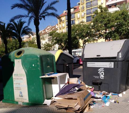 Vertederos callejeros en la Huelva de agosto