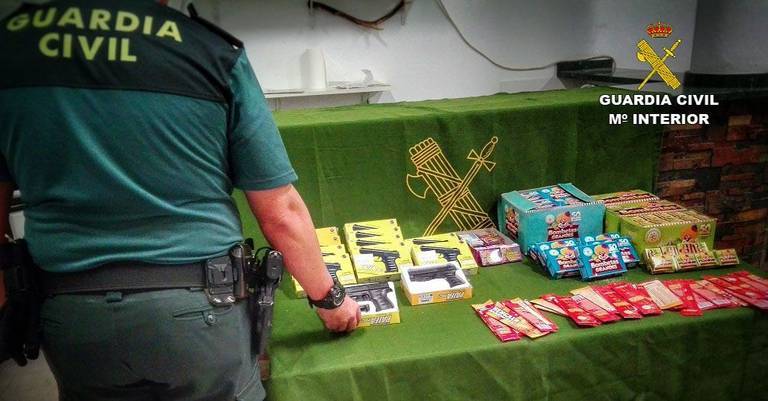 La Guardia Civil interviene en Santa Bárbara armas airsoft y material pirotécnico