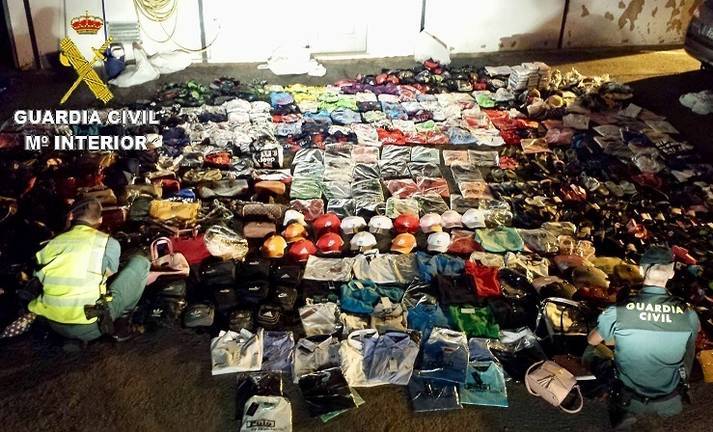 Más de 1.800 productos falsificados en La Antilla y Lepe en la lucha contra los manteros