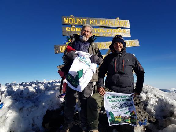 El alcalde de Santa Ana la Real corona el Kilimanjaro