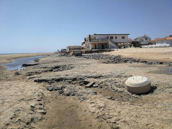 Los vertidos de aguas residuales impactan en la costa y agravan la situación de las playas