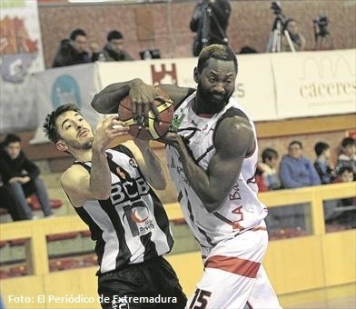 El senegalés Youssou Kasse refuerza el juego interior del Enrique Benítez