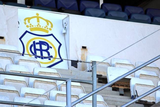 Un estadio limpio gracias a la afición del Recreativo