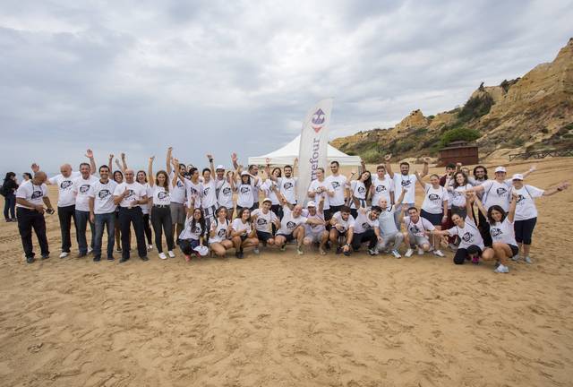 Un centenar de voluntarios se suman al World Cleanup Day en Mazagón
