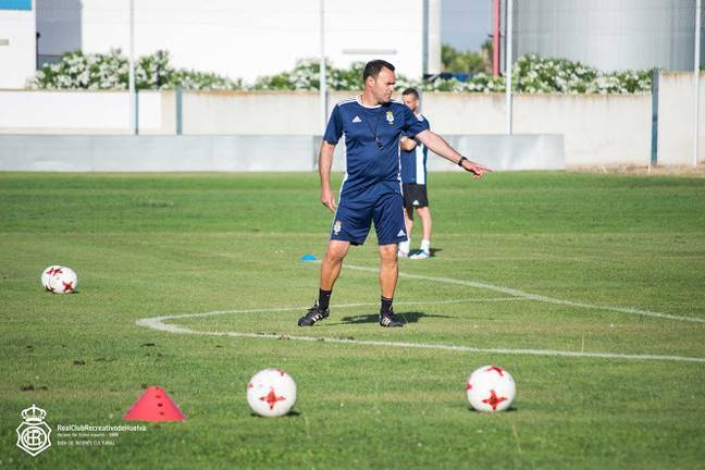 Salmerón: “Nos hemos precipitado con el balón y el césped tampoco ayuda”