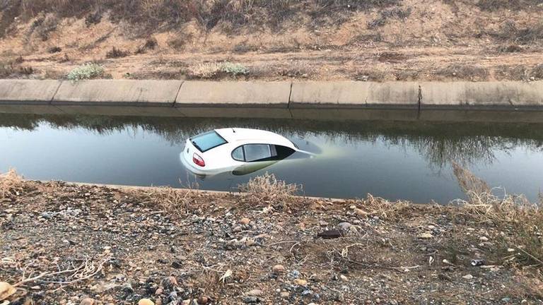Hallan semihundido en un canal de Lora del Río un coche robado en Bollullos
