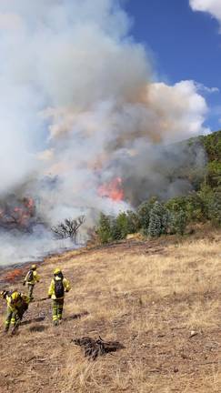 Más 50 bomberos y nueve medios aéreos trabajan ya para sofocar el incendio de la Cuenca Minera
