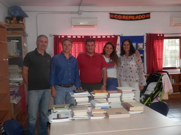 La Asociación Cultural Lieva entrega libros para el futuro Museo de la Electricidad