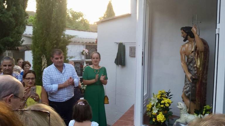 Una imagen de San Juan bendecida se instala en el cementerio de El Repilado