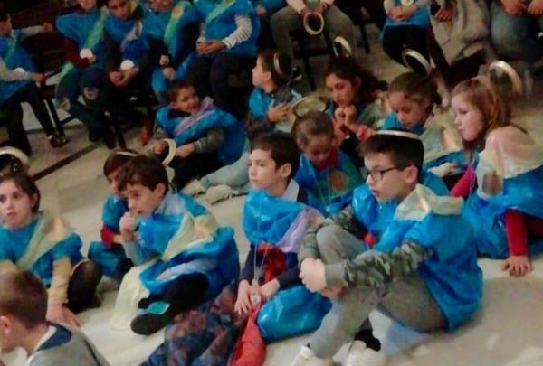 Beas sustituye Halloween por Holywins con sus niños disfrazados de santos