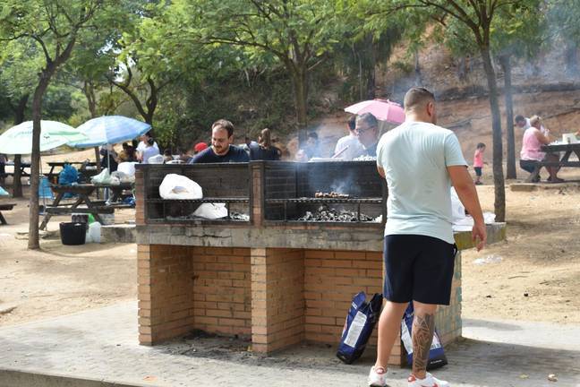 Huelva hace oídos sordos a la prohibición de hacer barbacoas en el Parque Moret