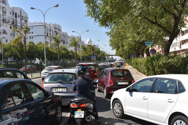 Monumental atasco en el primer día de obras en el Puente del Odiel