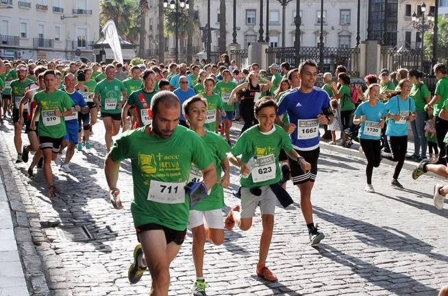 Una marea verde inunda las calles de Huelva contra el cáncer